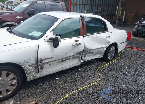 2003 Lincoln Town Car Cartier из США, поврежденный, VIN 1LNHM83W53Y627011